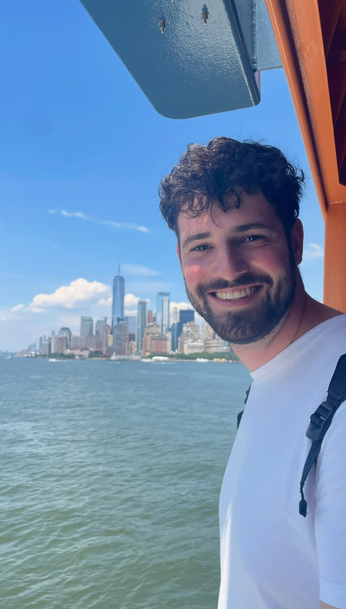 UGC Creator Benjámin Ágel beim Videodreh in New York City